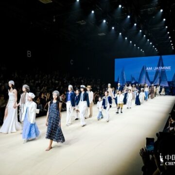 AM/JASMINE SS26 China International Fashion Week “Holiday Cruise” Children’s Fashion Line Debut: Old Fashioned Maritime Poetry, a fashion narrative about onboard relaxing holiday cruises.