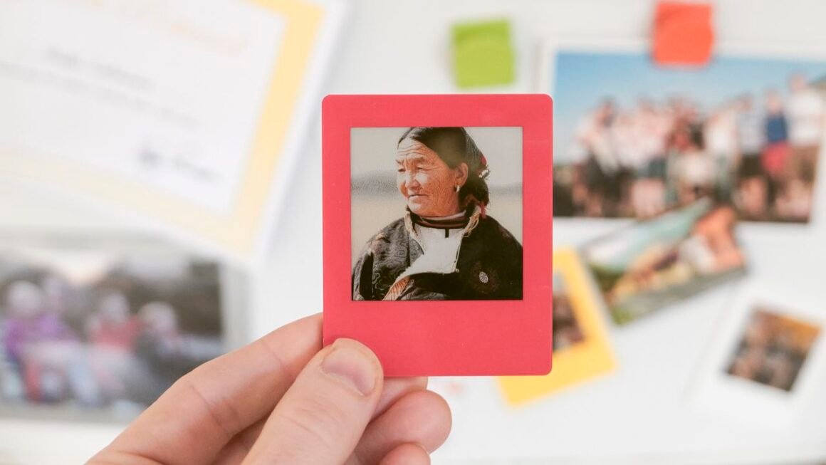 I tried the Vidabay Snap — and this tiny, $30 E Ink frame might just be the world’s most charming fridge magnet