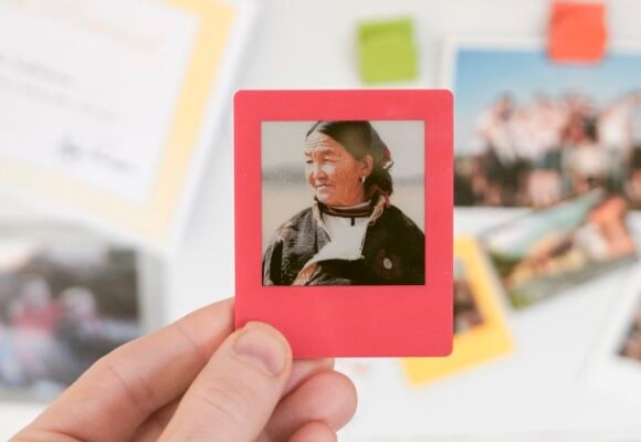 I tried the Vidabay Snap — and this tiny, $30 E Ink frame might just be the world’s most charming fridge magnet