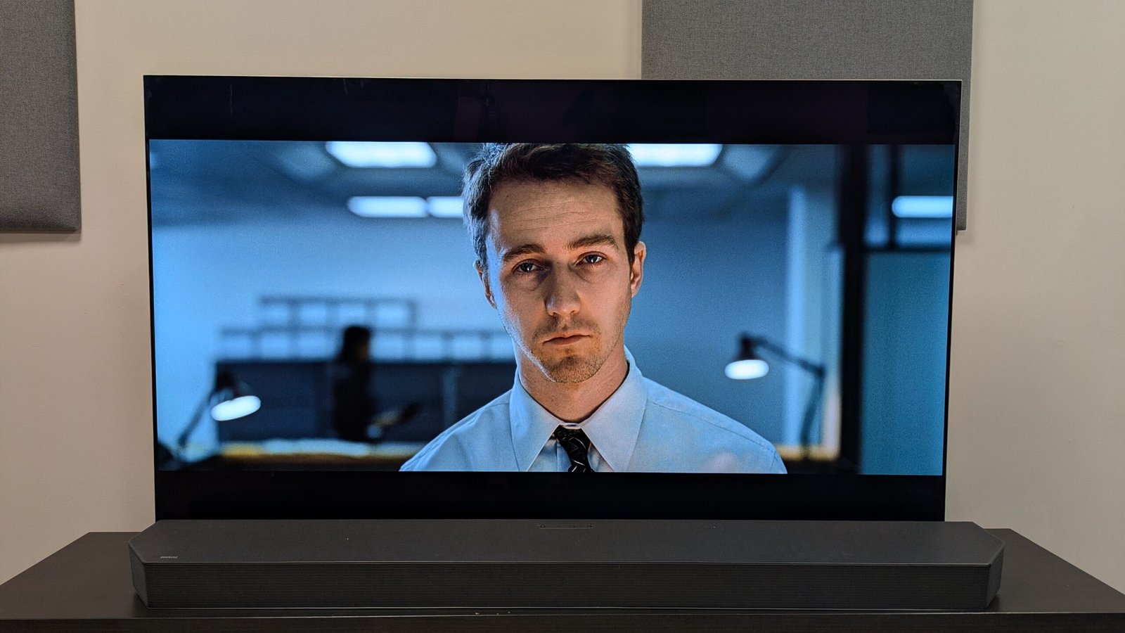 A shot of the narrator up-close from the Fight Club 4K Blu-ray on LG G5 OLED. Skin tones look realistic and there's strong contrast and shadows across the narrator's face